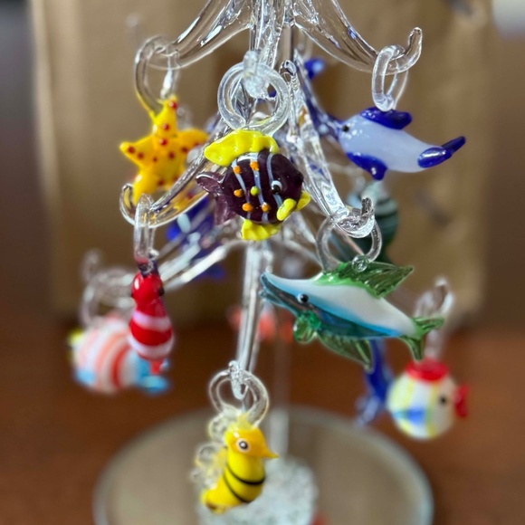 SEA CREATURES, 12 BLOWN CRYSTAL WITH 6 ¼ H x 2 ½ DIAMETER CRYSTAL TREE TO HANG - Picture 5 of 15